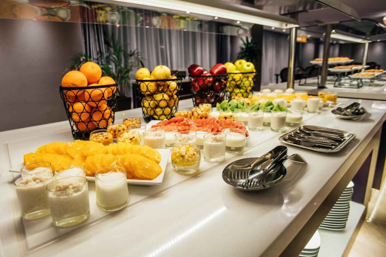 Grand Mogador City Center Casablanca Exterior foto A buffet of fruit and yogurt