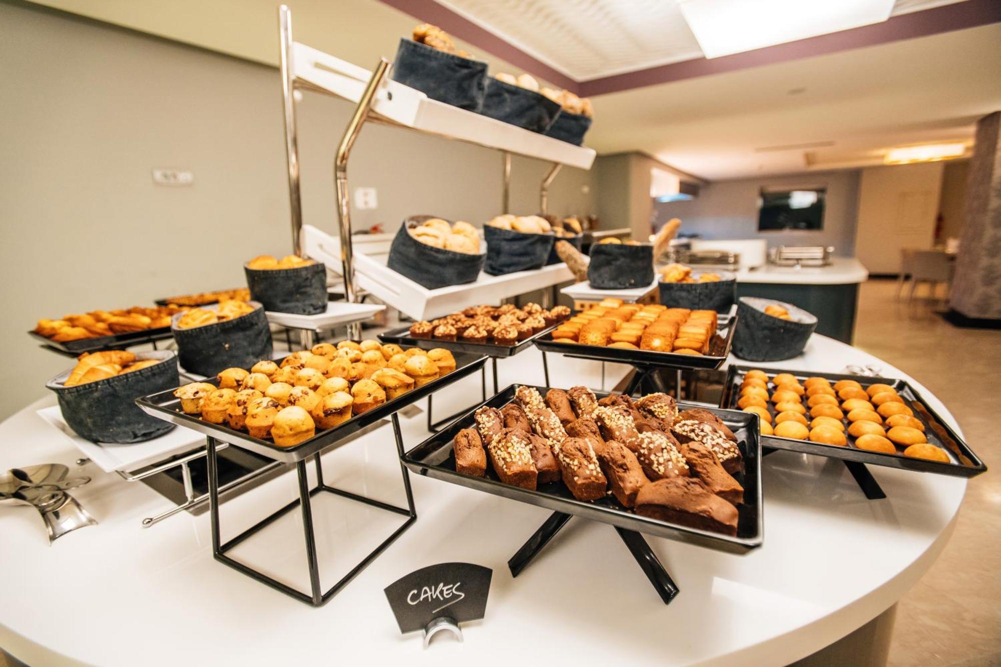 Grand Mogador City Center Casablanca Exterior foto A selection of cakes at a buffet