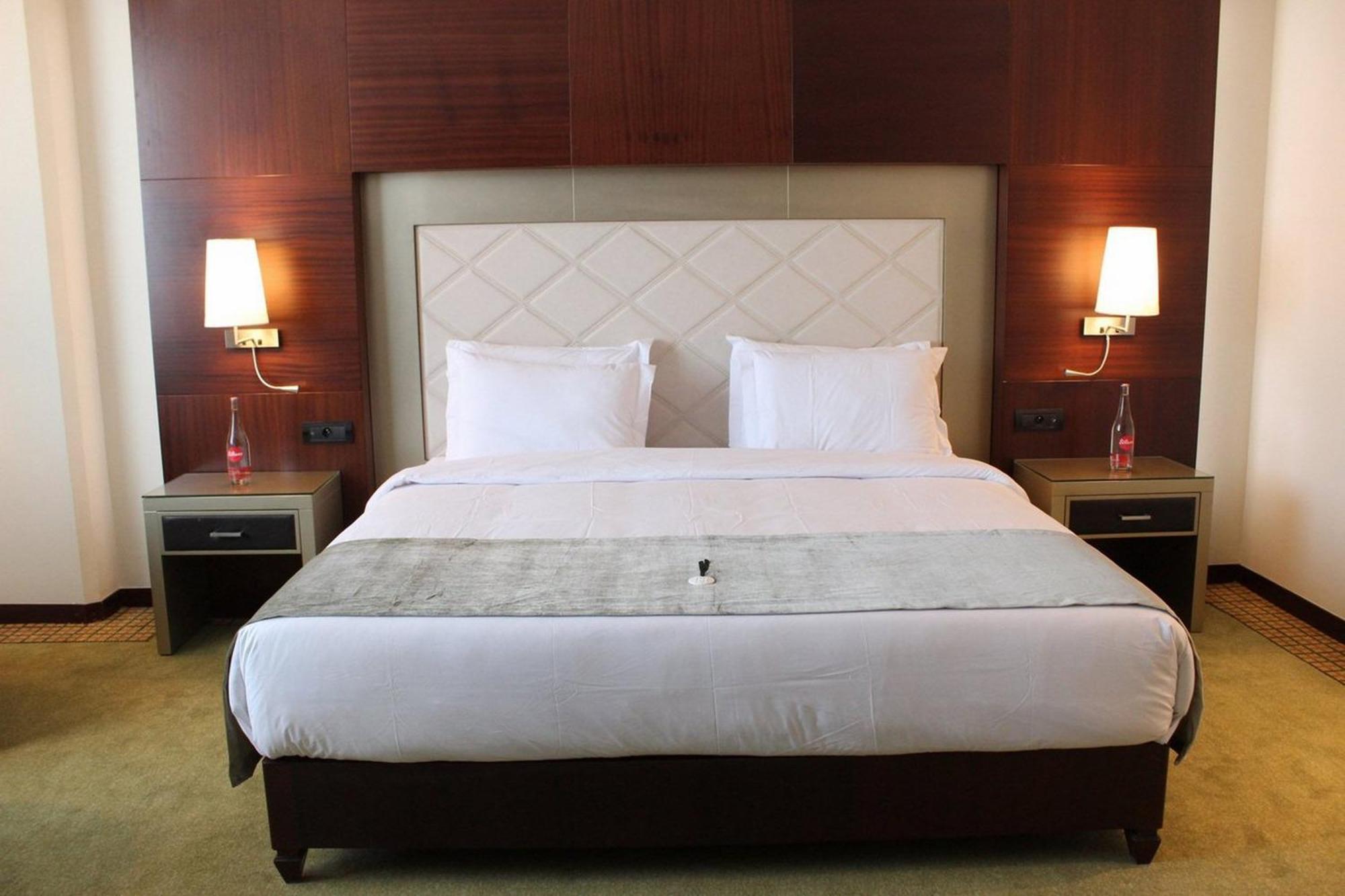 Grand Mogador City Center Casablanca Exterior foto A bedroom at the hotel