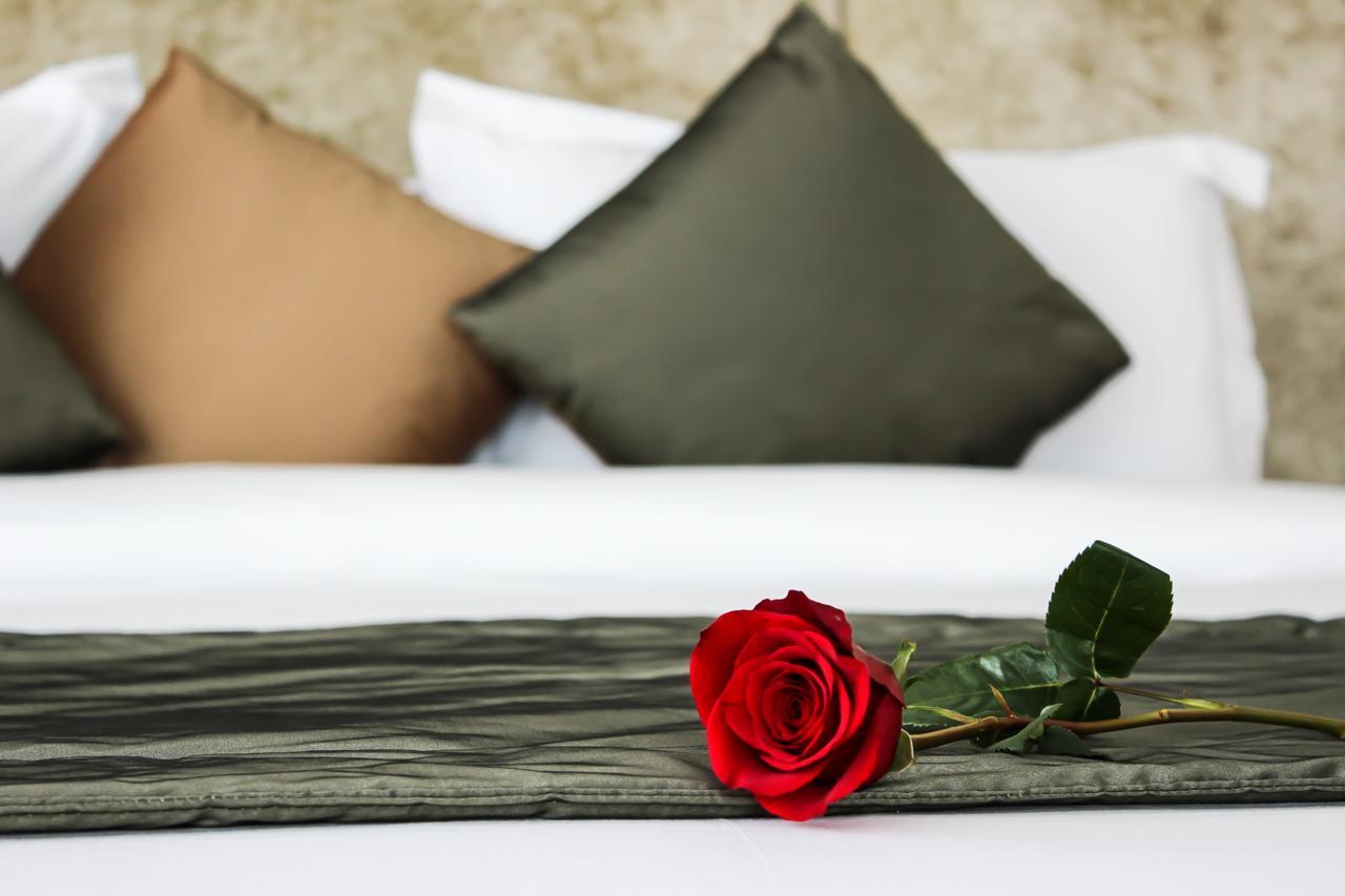 Grand Mogador City Center Casablanca Exterior foto A rose on a bed