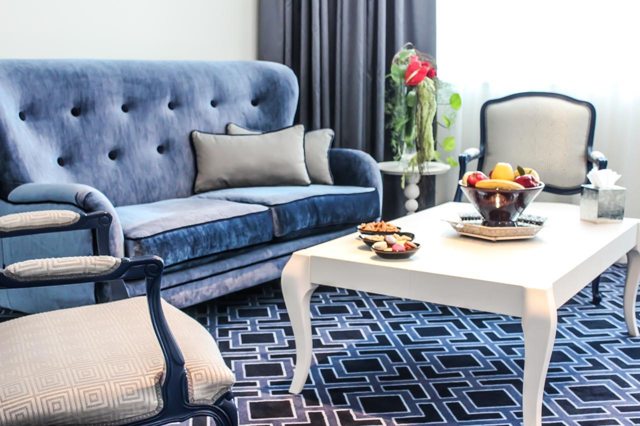 Grand Mogador City Center Casablanca Exterior foto A living room in a hotel suite