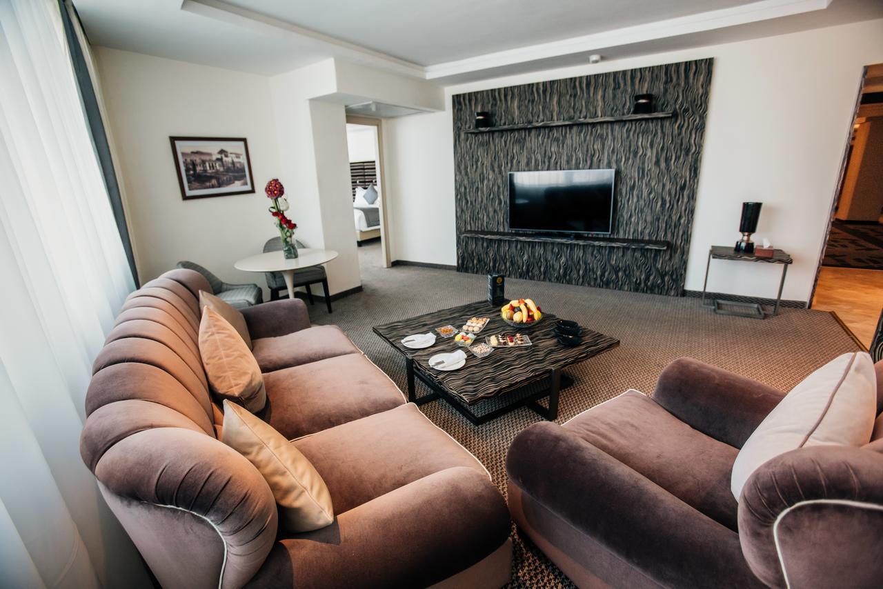 Grand Mogador City Center Casablanca Exterior foto A living room in a hotel